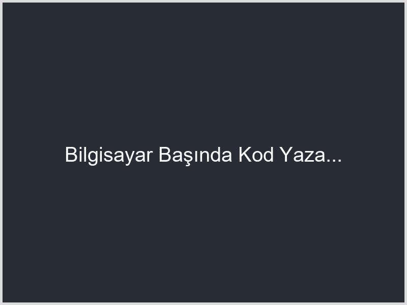 Bilgisayar Başında Kod Yazan Çocuk